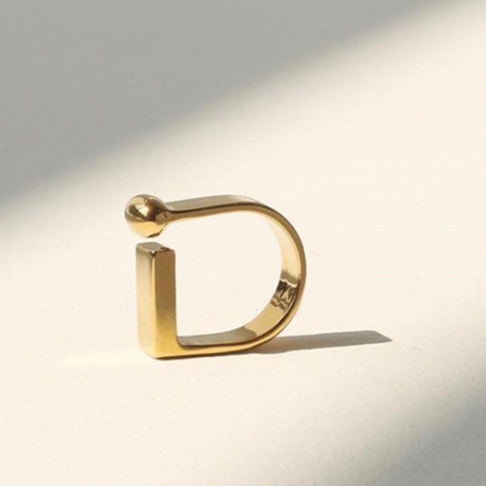 D-shaped ring for women gold